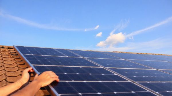Investir dans les panneaux solaires photovoltaïques : guide essentiel